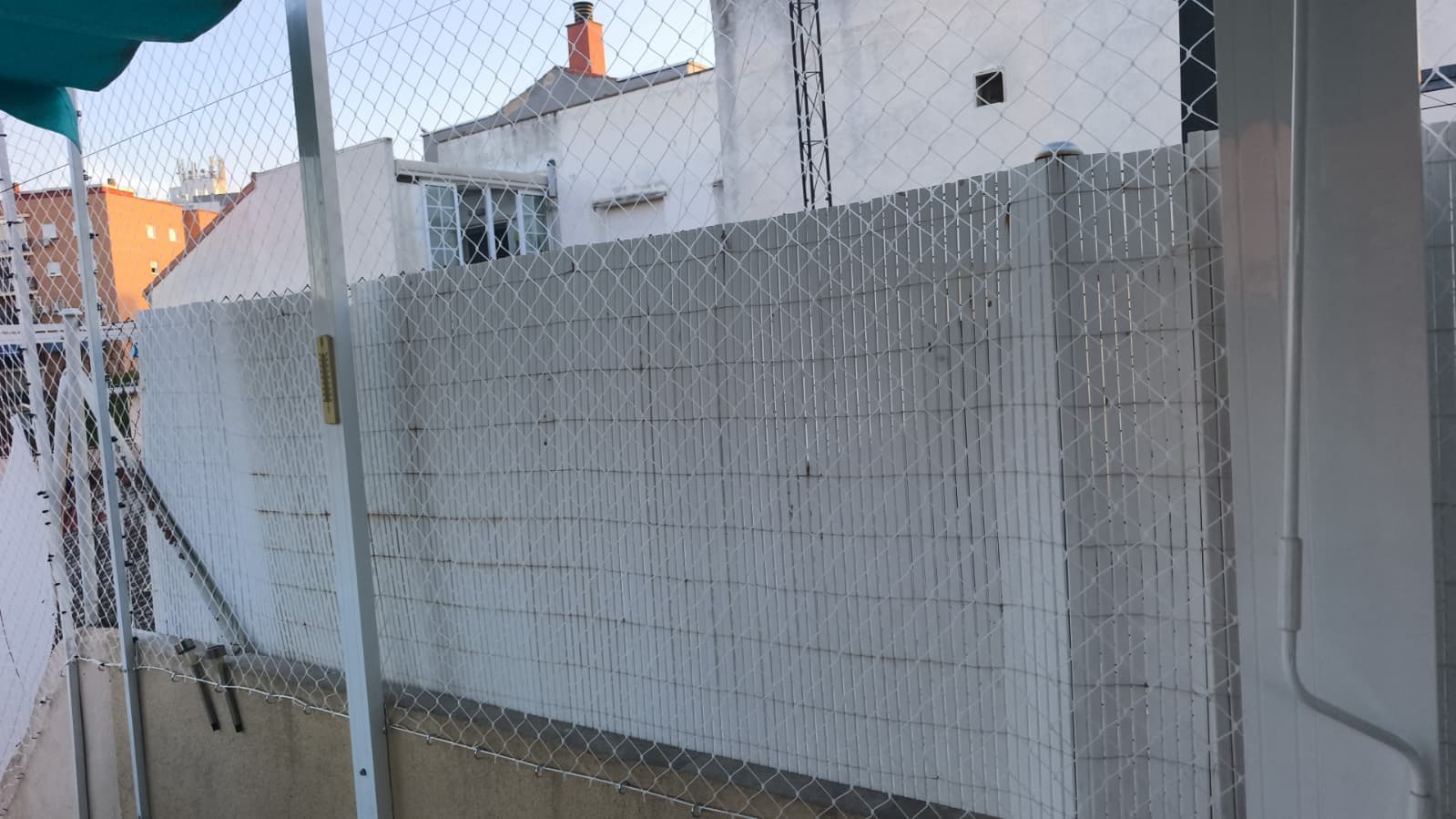 Cerramiento completo de un paño de pared exterior con malla de protección